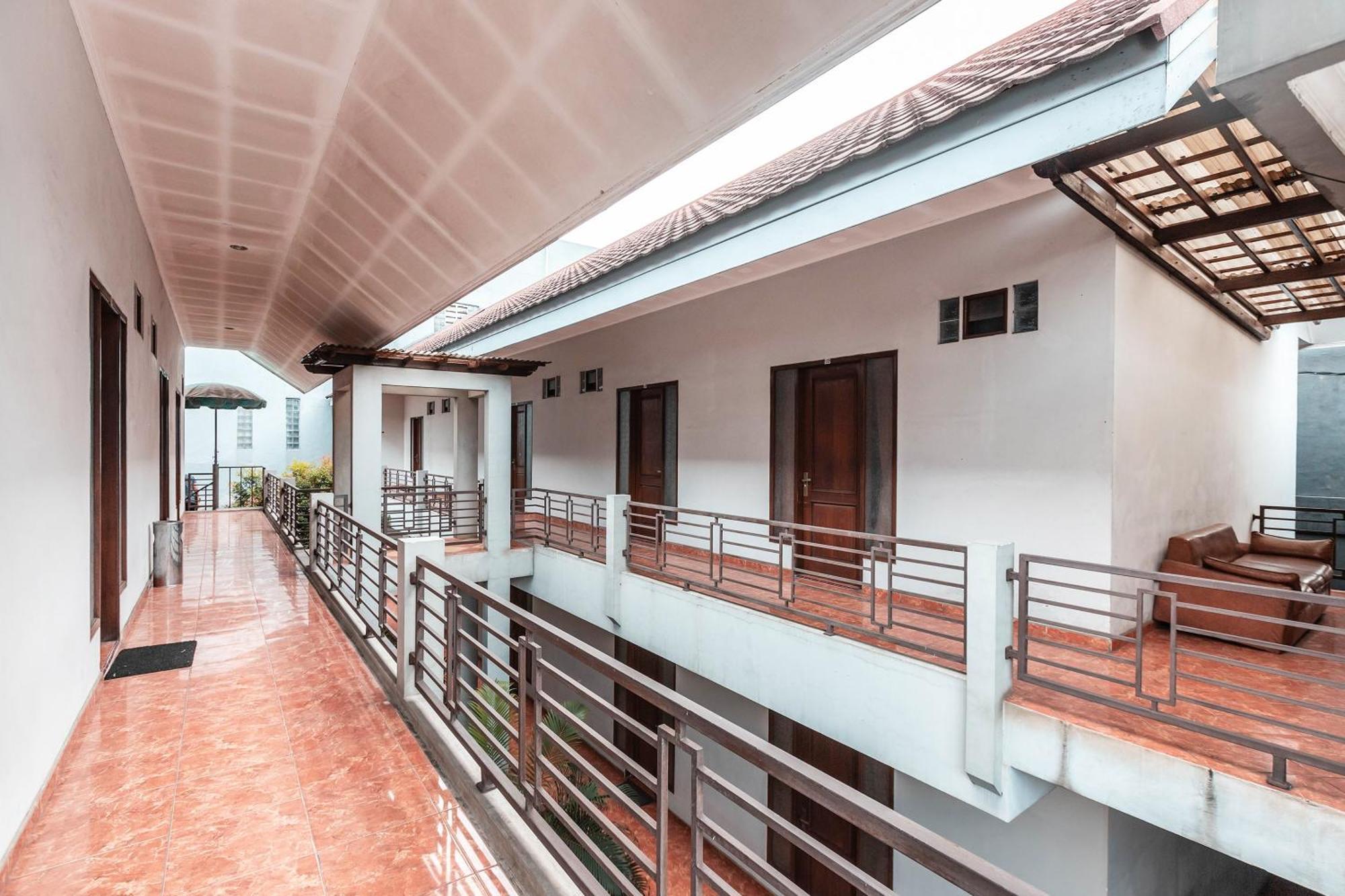 Super Oyo 686 Bunga Karang Hotel Bekasi Eksteriør bilde